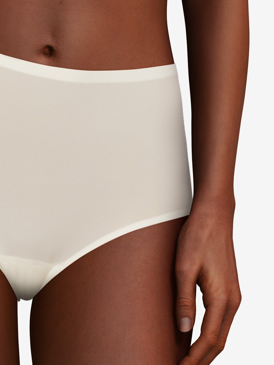 Model iført Chantelle Seamless – Soft Stretch Maxi i off-white 126566, fotograferet på en ensfarvet hvid baggrund.