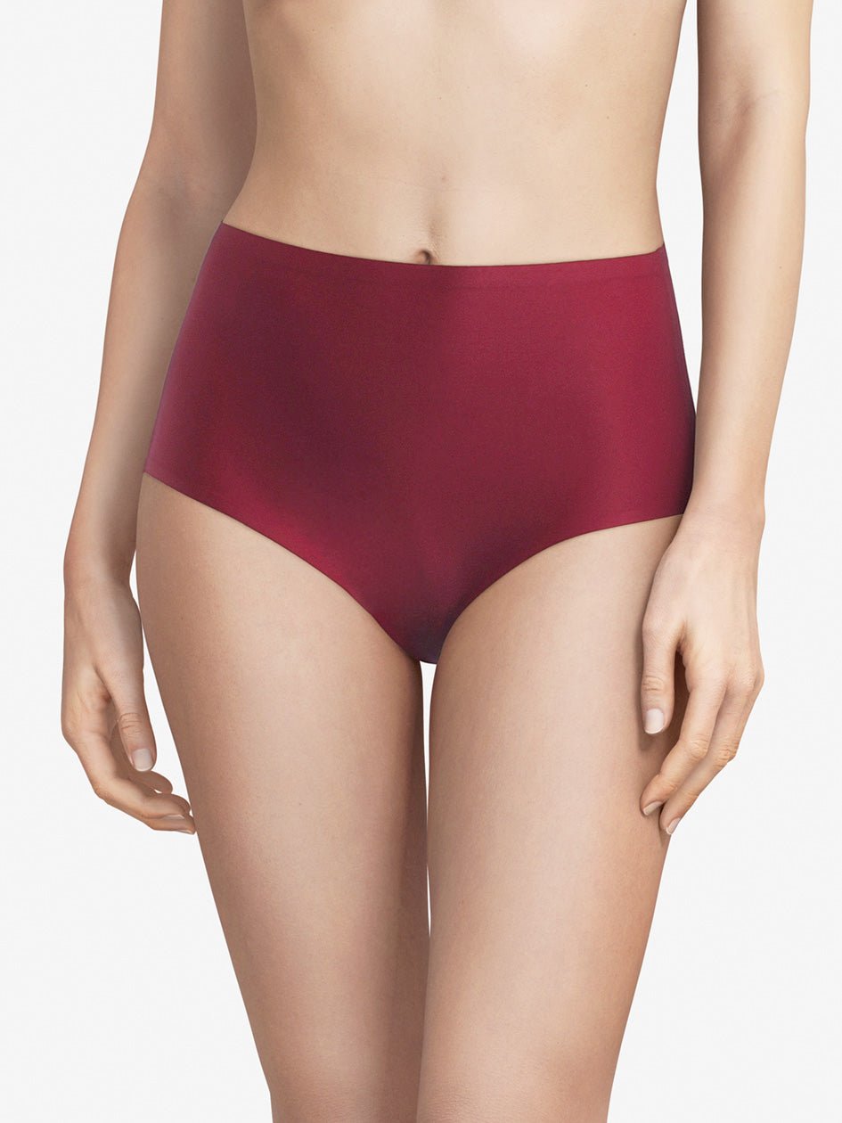 Modellen bærer Chantelle Seamless Soft Stretch Maxi Mørkerød trusse, fra midten af overkroppen til lårene, på en ensfarvet baggrund.