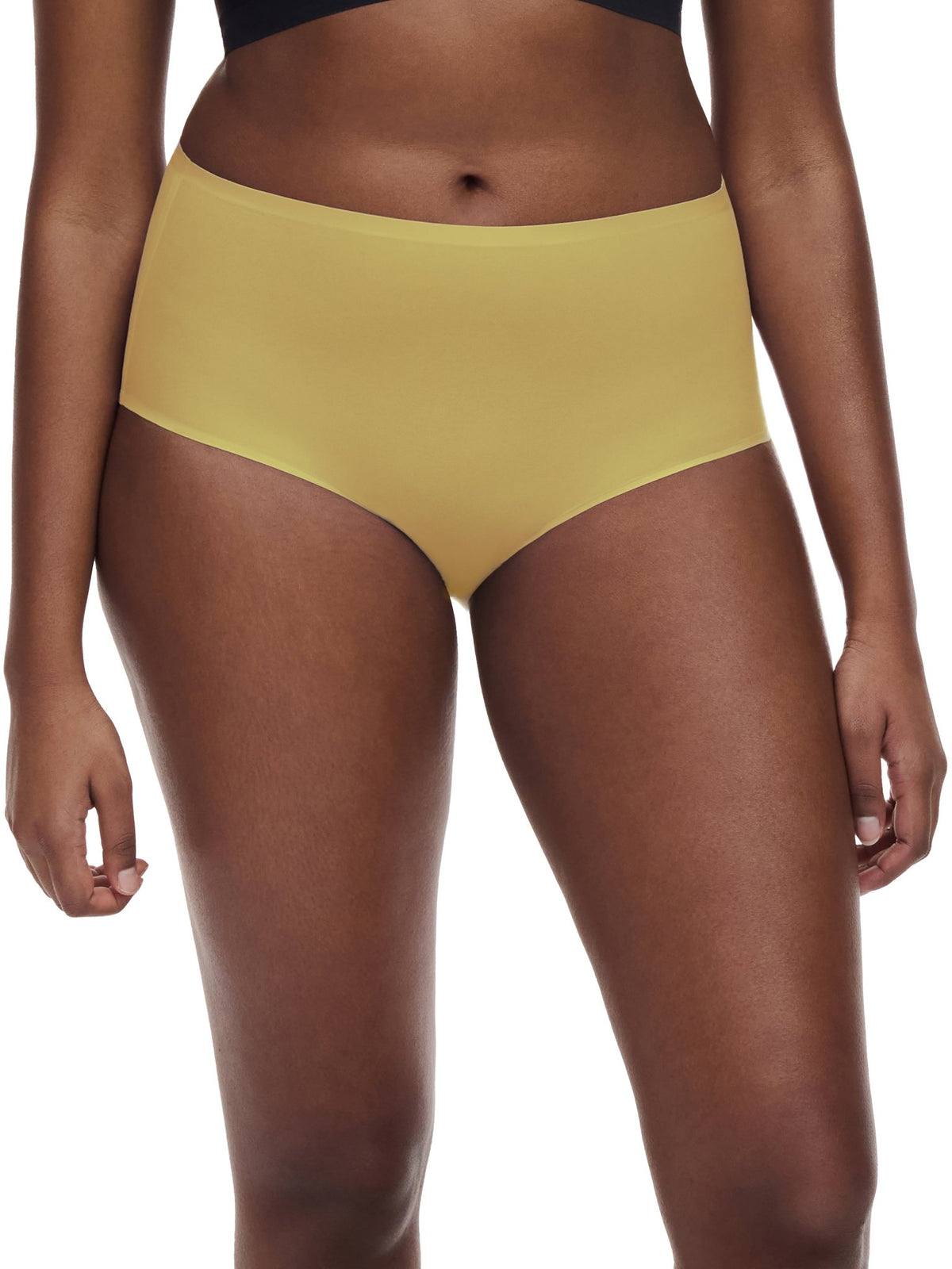 En model bærer gule Chantelle Seamless - Soft Stretch Maxi Gul-trusser, der vises fra taljen og ned på en hvid baggrund.
