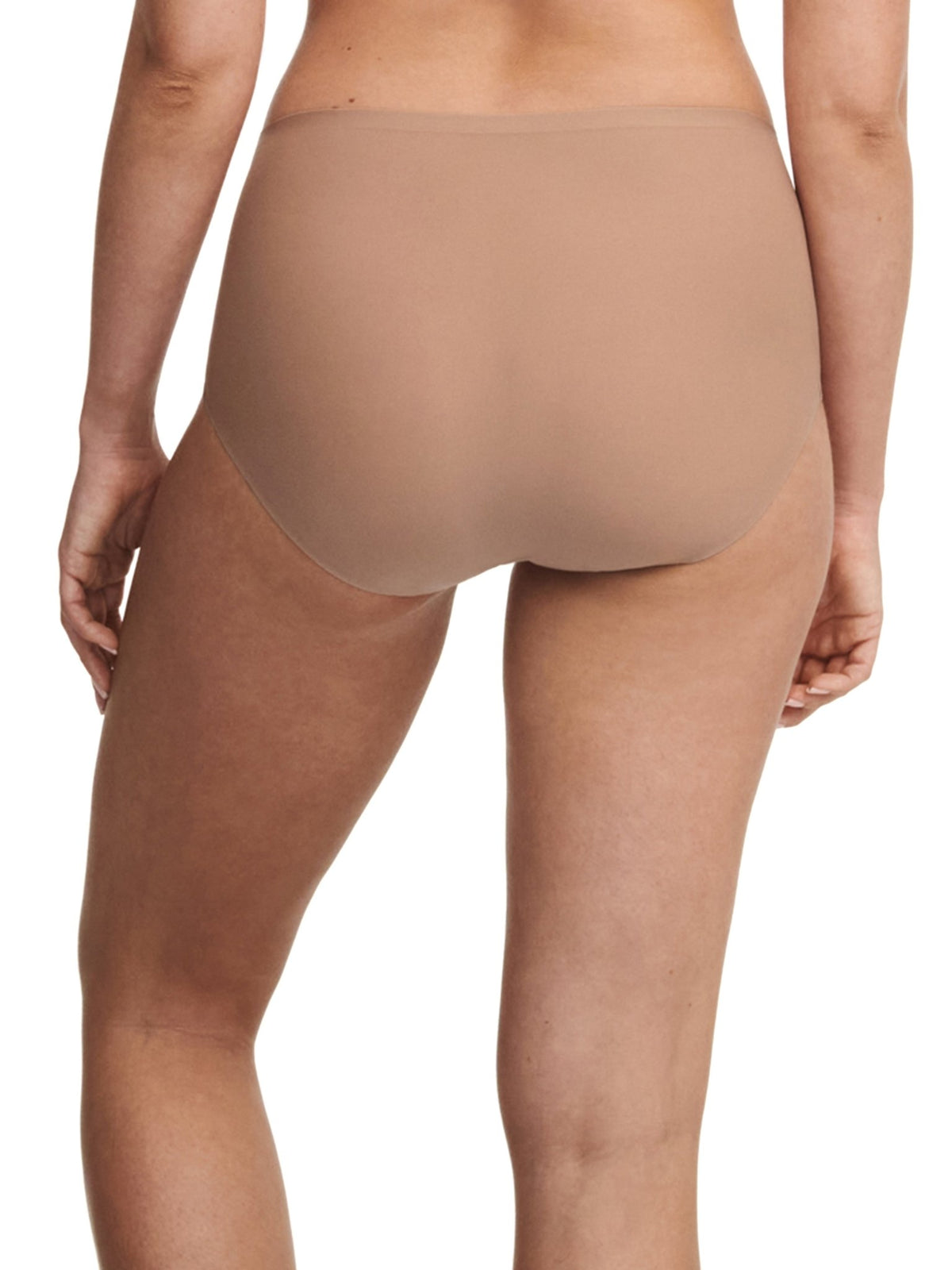 Model iført Chantelle Seamless – Soft Stretch Maxi Latté, set bagfra, vist på hvid baggrund.
