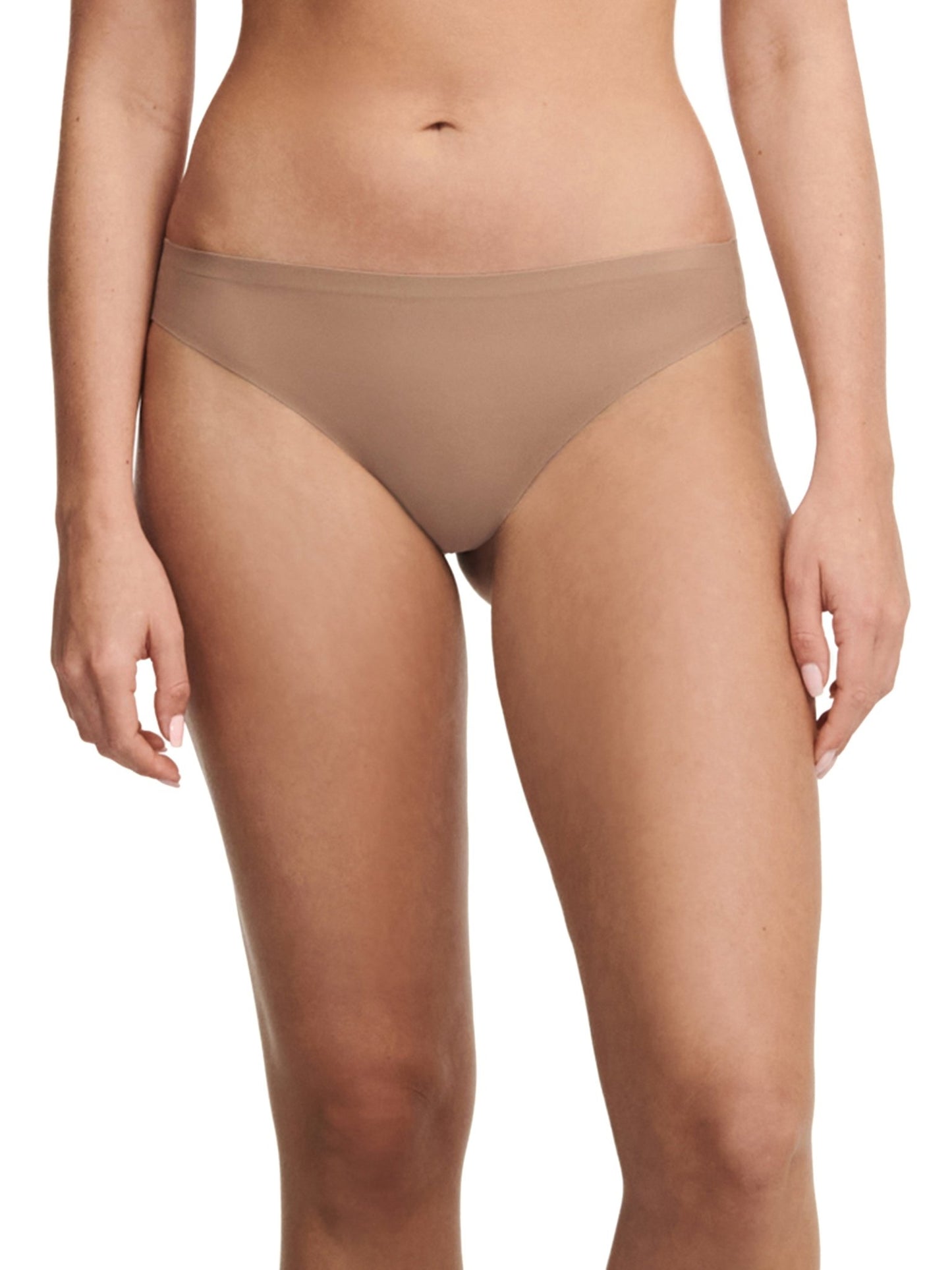 Model i 153058 | Chantelle Seamless – Latté, fra midten af overkroppen til lårene, vist på en ensfarvet baggrund.