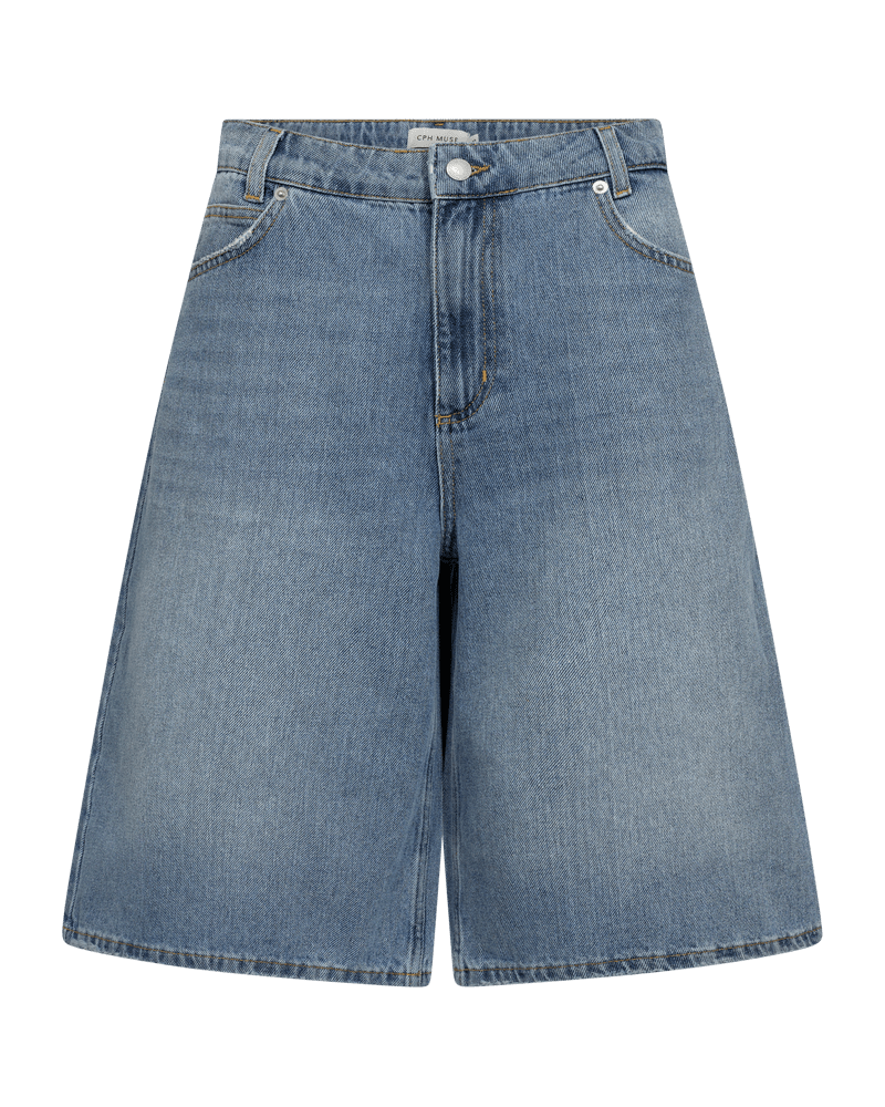 Copenhagen Muse Anora denimshorts: høj talje, brede ben, knælange, lys vask, knapper og lynlås foran, 2 lommer.