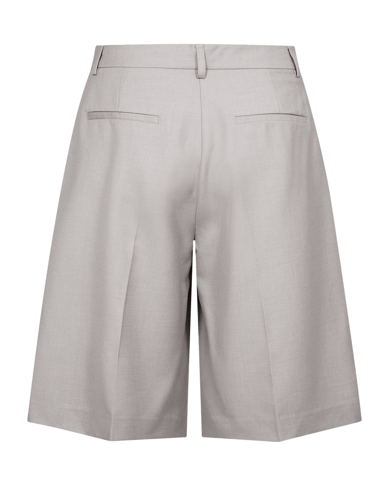 Bagsiden af Copenhagen Muse Tenna Lysegrå-shorts med bæltestropper og to paspolerede lommer fra Copenhagen Muse-kollektionen.