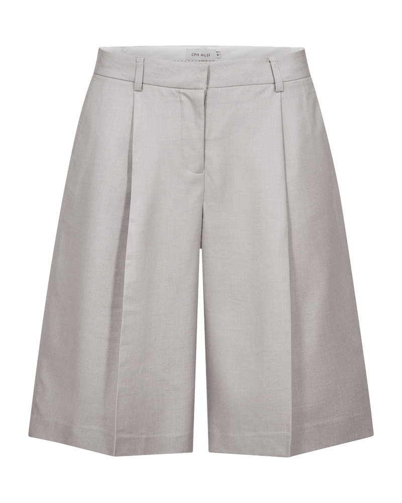 Copenhagen Muse Tenna Lysegrå shorts, knælange, med læg foran, bæltestropper, vist i hvid.