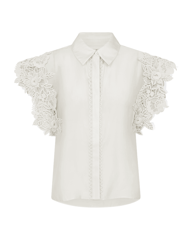 Copenhagen Muse Molly-skjorte i off-white med korte ærmer og blomsterblonder på skuldrene, der giver et strejf af elegance.