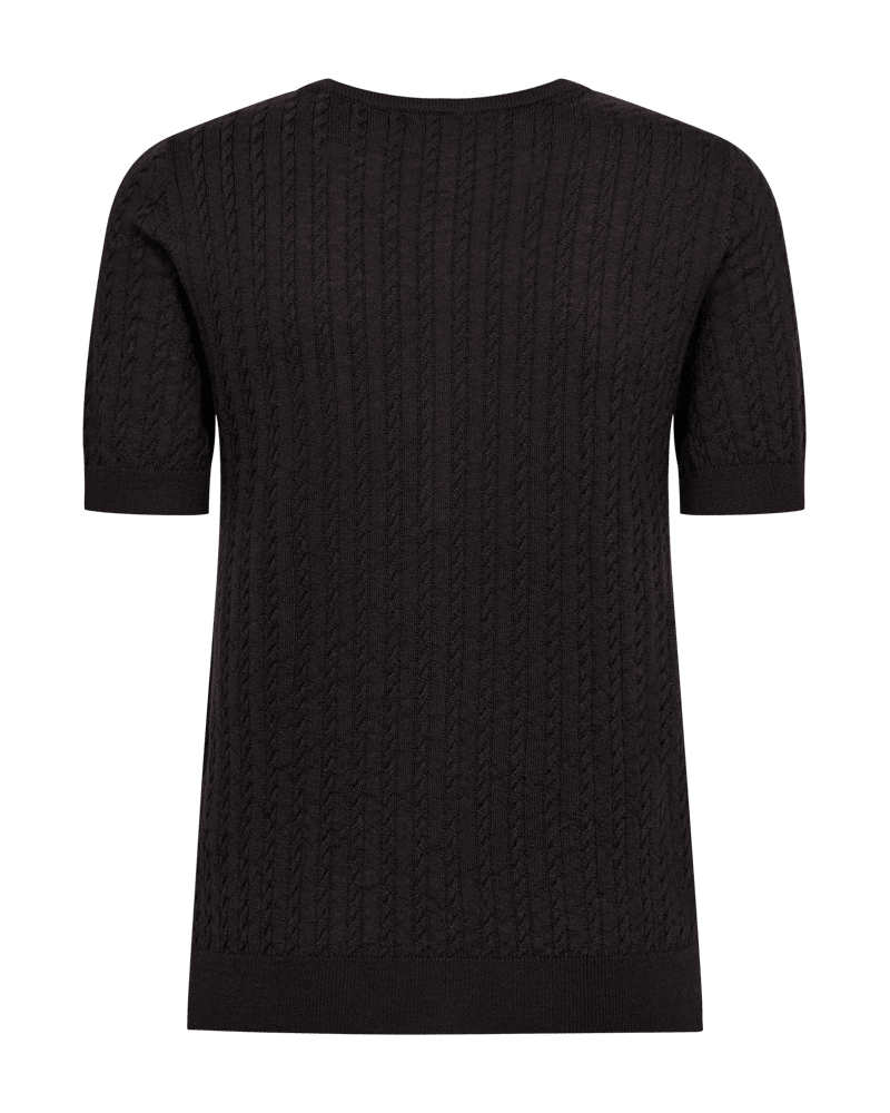 Copenhagen Muse Eadie Kaffe – sort kortærmet sweater i kabelstrik, vist på hvid baggrund.