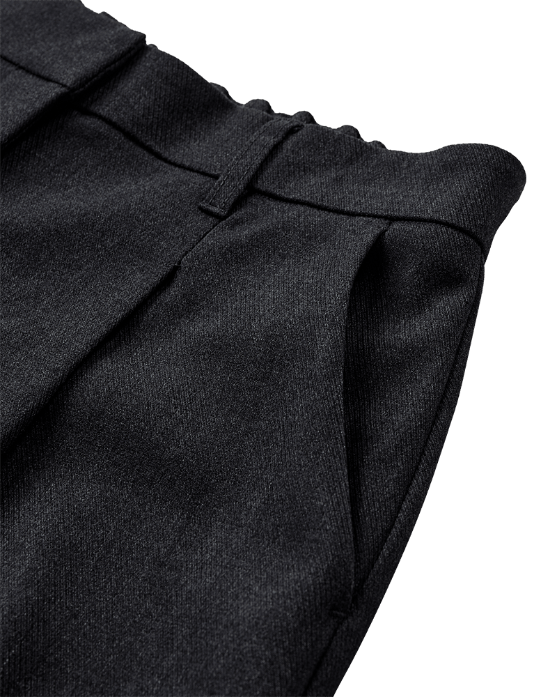 Nærbillede af Copenhagen Muse Tailor-bukser i mørkegrå med elastisk linning, bæltestropper og sidelomme.