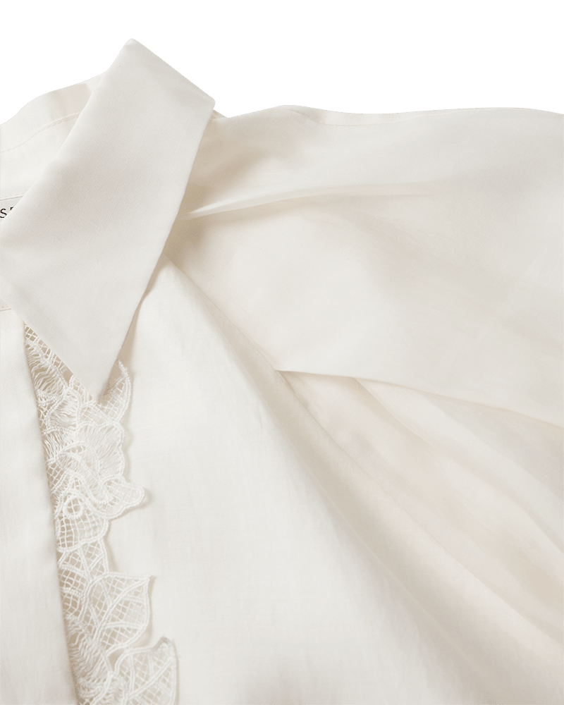Copenhagen Muse CMMolly Offwhite lyocell-skjorte med spids krave og fin blonderkant langs knapstolen.