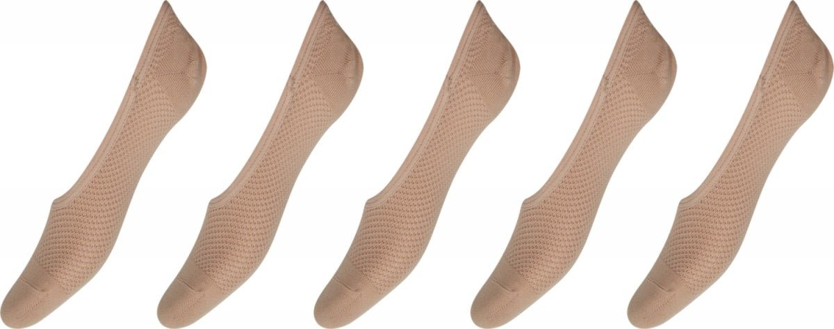 Fem par »Decoy - Footies 5-Pack Pudder« er udstillet på række, hvilket fremhæver disse hudfarvede strømper på en hvid baggrund.