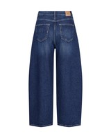 Bagfra set: MOS MOSH Cindy-jeans med brede ben i blå farve, to baglommer og et beige mærke på linningen.