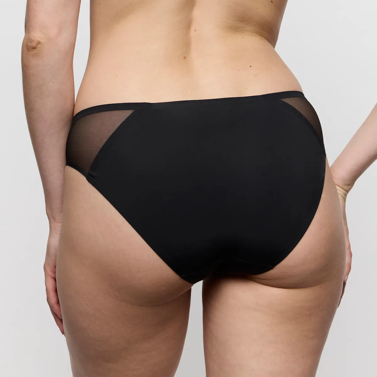 Bagfra-billede af Marie Jo – LOUIE, sorte trusser i bikini-snit med gennemsigtige mesh-sidepaneler.