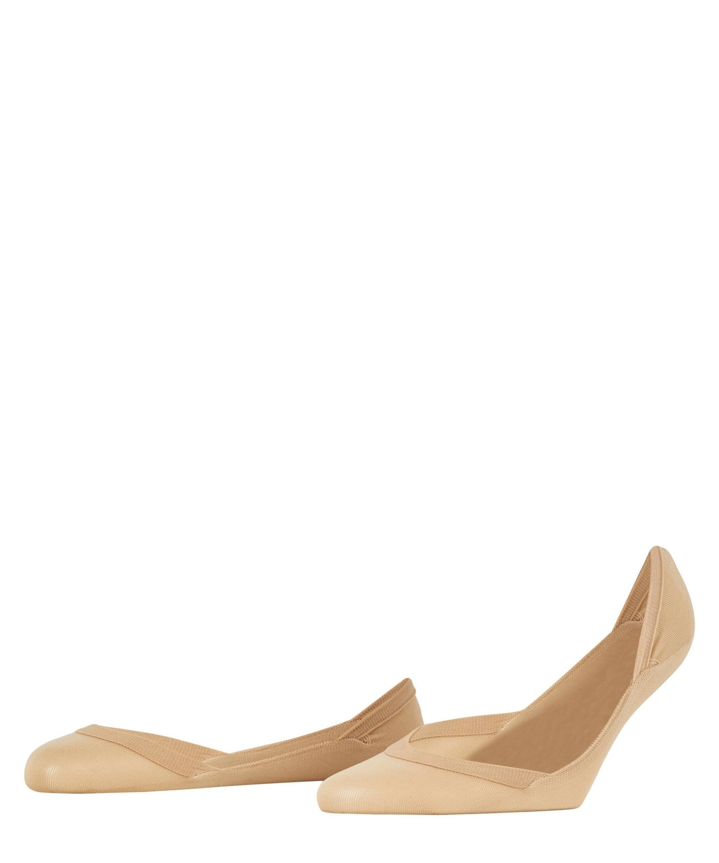 Et par nudefarvede ballerinasko med spids tå sammen med Falke - ELEGANT STEP Crystal-sokker, vist på en hvid baggrund.