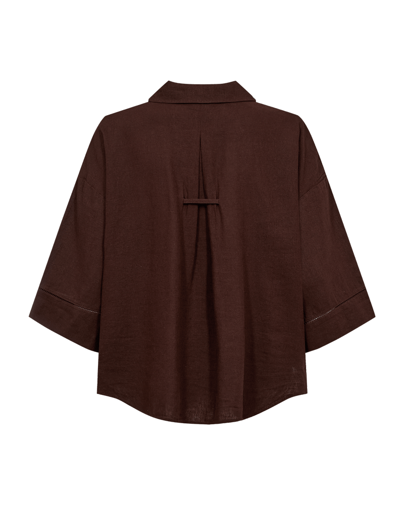 Freequent 154500 | Laluna Kaffe – brun skjorte i løs pasform, vist set bagfra med læg og detalje med flig i midten.