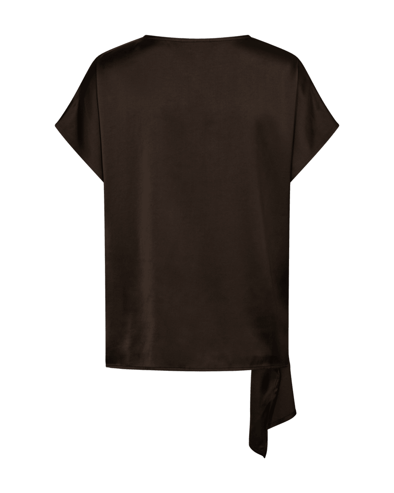 Freequent Dova Kaffe-bluse i mørkebrun satin med knudedetalje, asymmetrisk kant og snøring i siden.