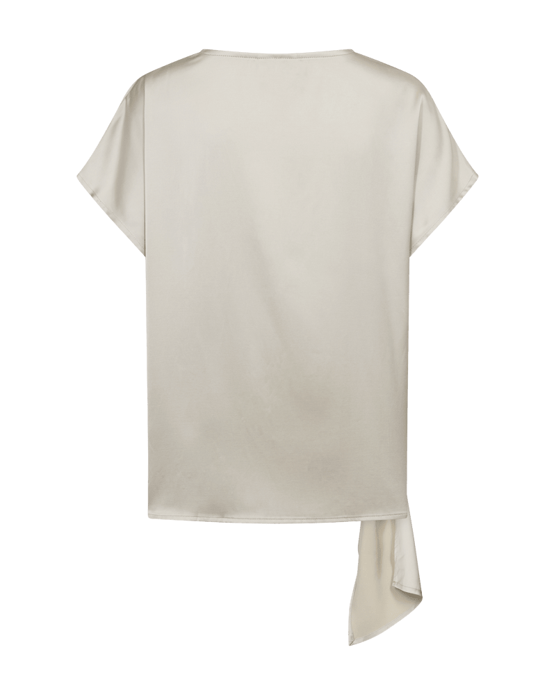 Freequent Dova Beige-bluse med korte ærmer, asymmetrisk drapering og en løs detalje på den ene side.