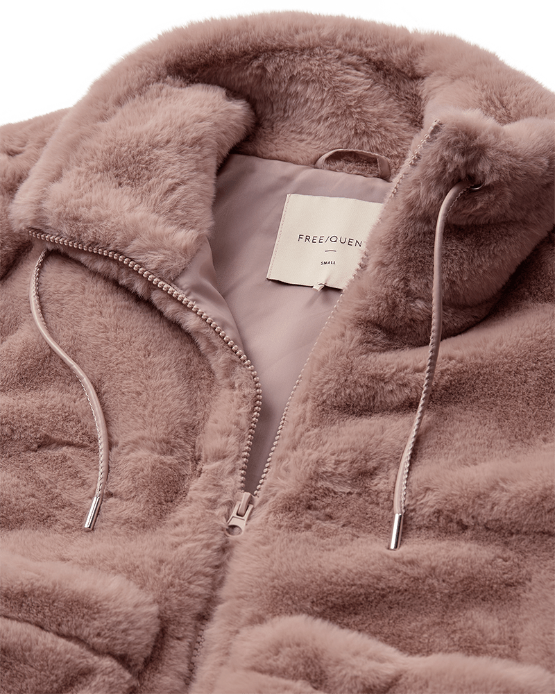 Nærbillede af en lilla Freequent Fony Rosa-vest med lynlås, snore og detalje af indvendig mærkat.