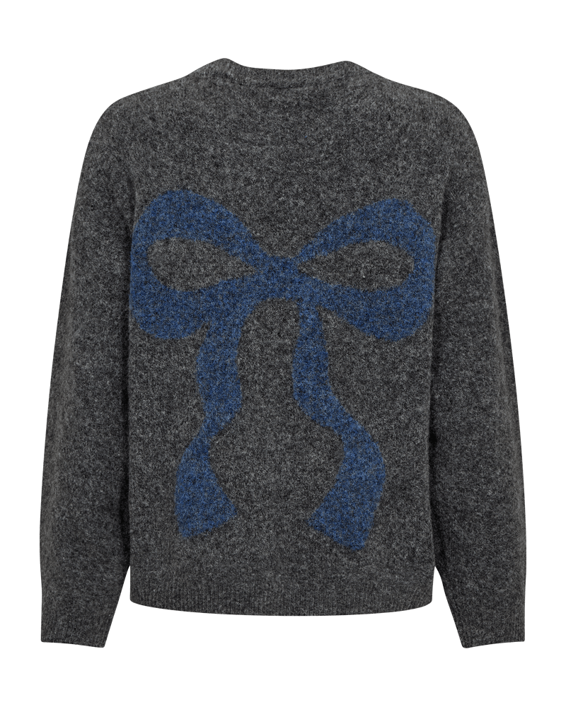 Freequent Nomas grå striktrøje med stor blå sløjfe, hjerte og detaljer foran på hvid baggrund.