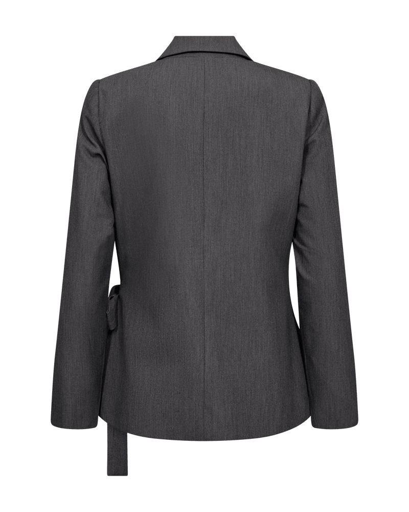 Bagsiden af Freequent Vika Mørkegrå-blazeren med lange ærmer, skrå krave og et bælte i wrap-stil.