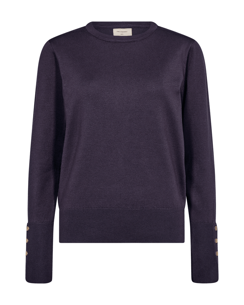 Freequent Katie Lilla strikbluse i mørk lilla med ribkantede manchetter og guldknapper, vist på hvid baggrund.