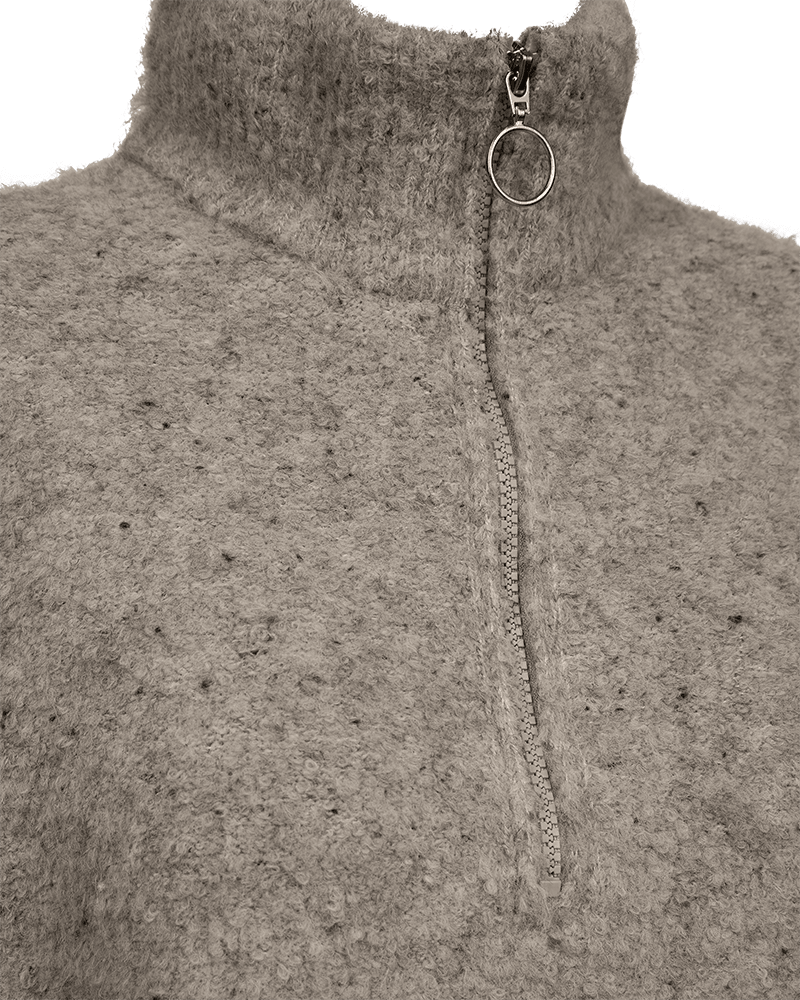 Freequent 156001 FQGrsnemes Lysebrun strikket vest med høj hals og struktur i farven Desert Taupe Melange med kvartlynlås.