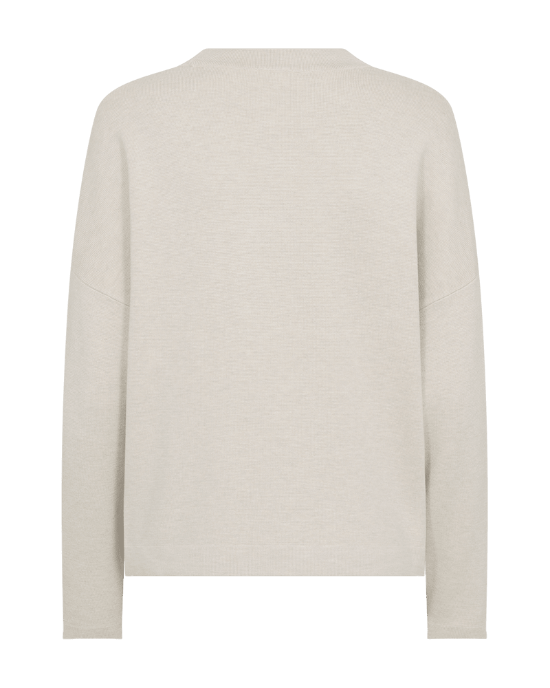 Bagfra-billede af Freequent Ani-trøjen i farven Sand, en langærmet striktrøje i lys beige, vist på hvid baggrund.
