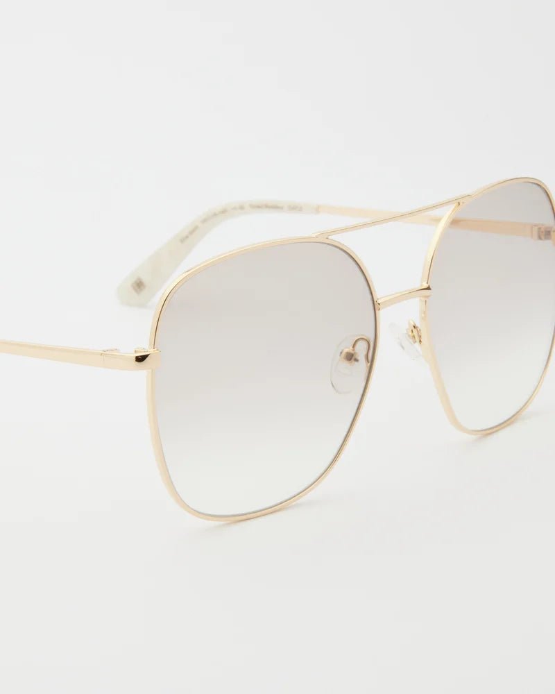 GLAS Ella Guld guldfarvede aviator-læsebriller med klare gradientglas, vist på en ensfarvet hvid baggrund.