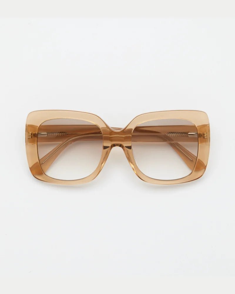 GLAS 150653 Mio Camel: Firkantede solbriller i oversized-stil med firkantet stel, karamelfarve og brune gradientglas.