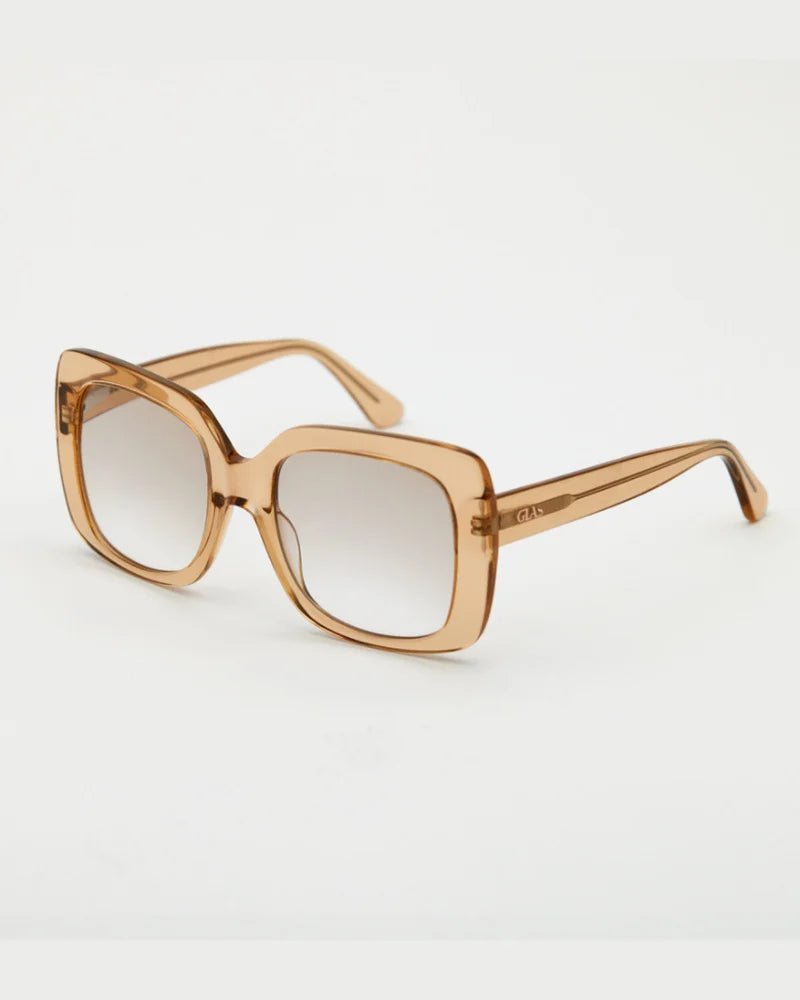 GLAS – Mio Camel: Firkantede karamellbriller med gradientglas fra GLAS, model 150653, på hvid baggrund.