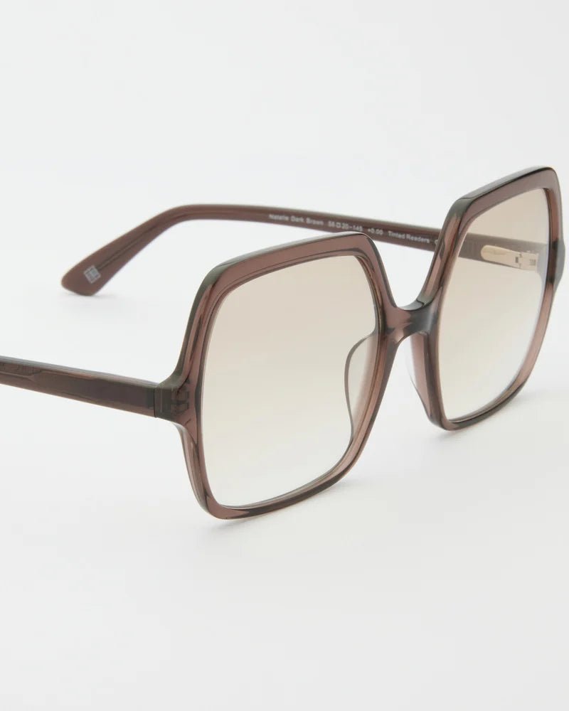 GLAS 150655 Natalie Mørkebrun: Brune oversize-briller, gradiente glas, 100  UV-beskyttelse, hvid baggrund.