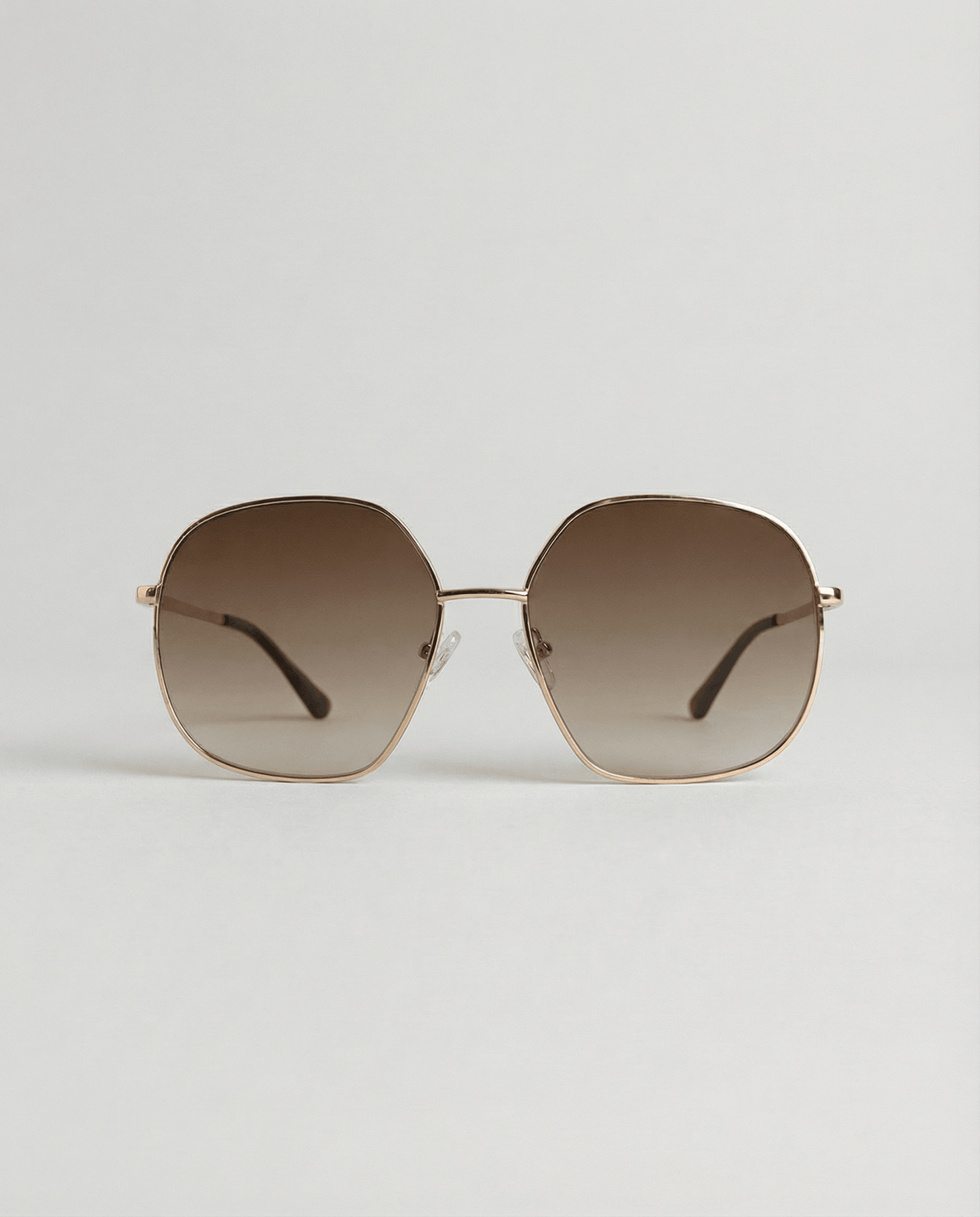 GLAS-solbrillerne Cornelia Guld med tonede glas og letvægtsstel vises på en neutral baggrund.