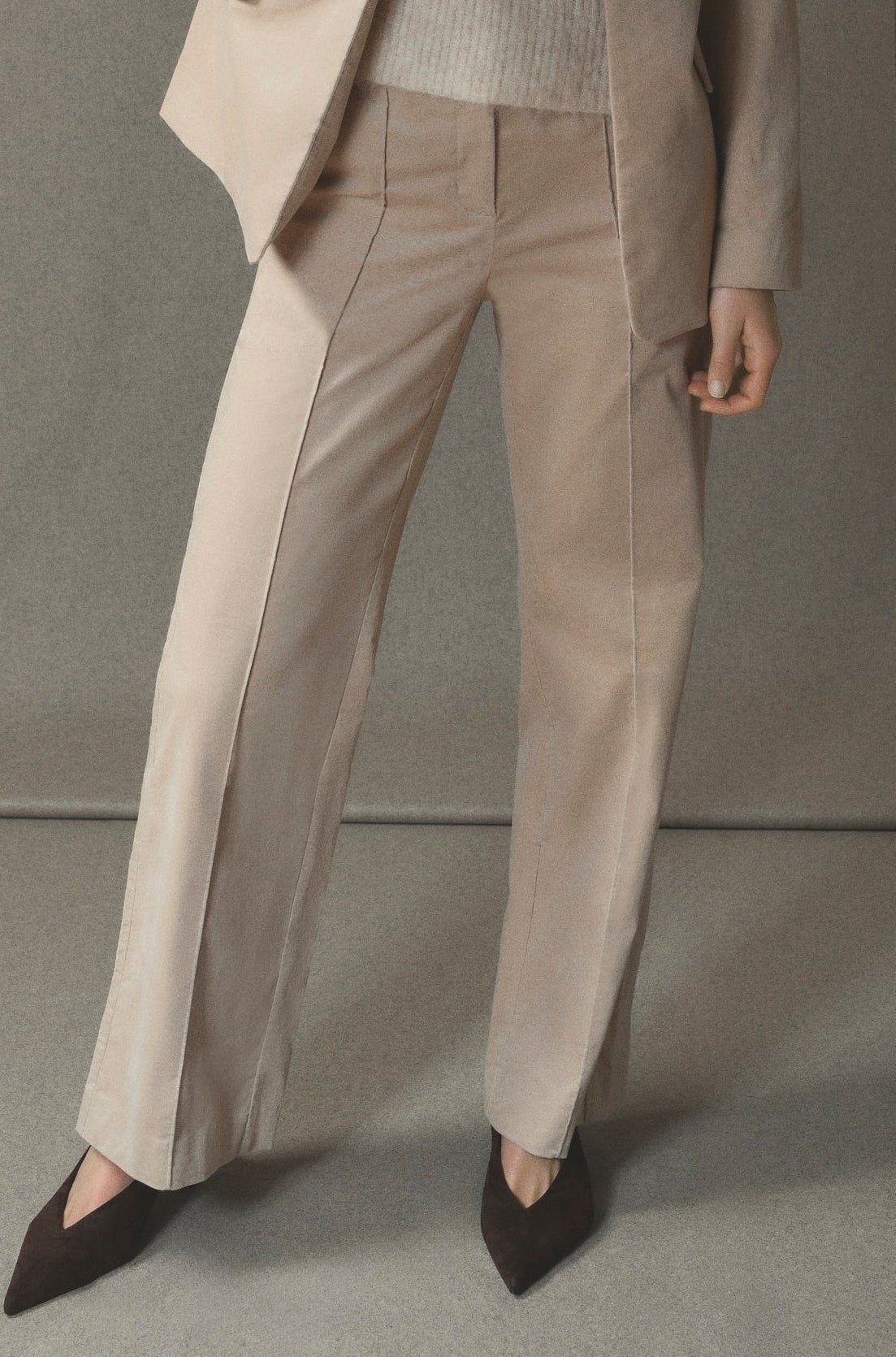 Beige 156408 | Gustav – Mynte Beige velourbukser med midtersøm, kombineret med en matchende blazer og mørke sko med spids tå.