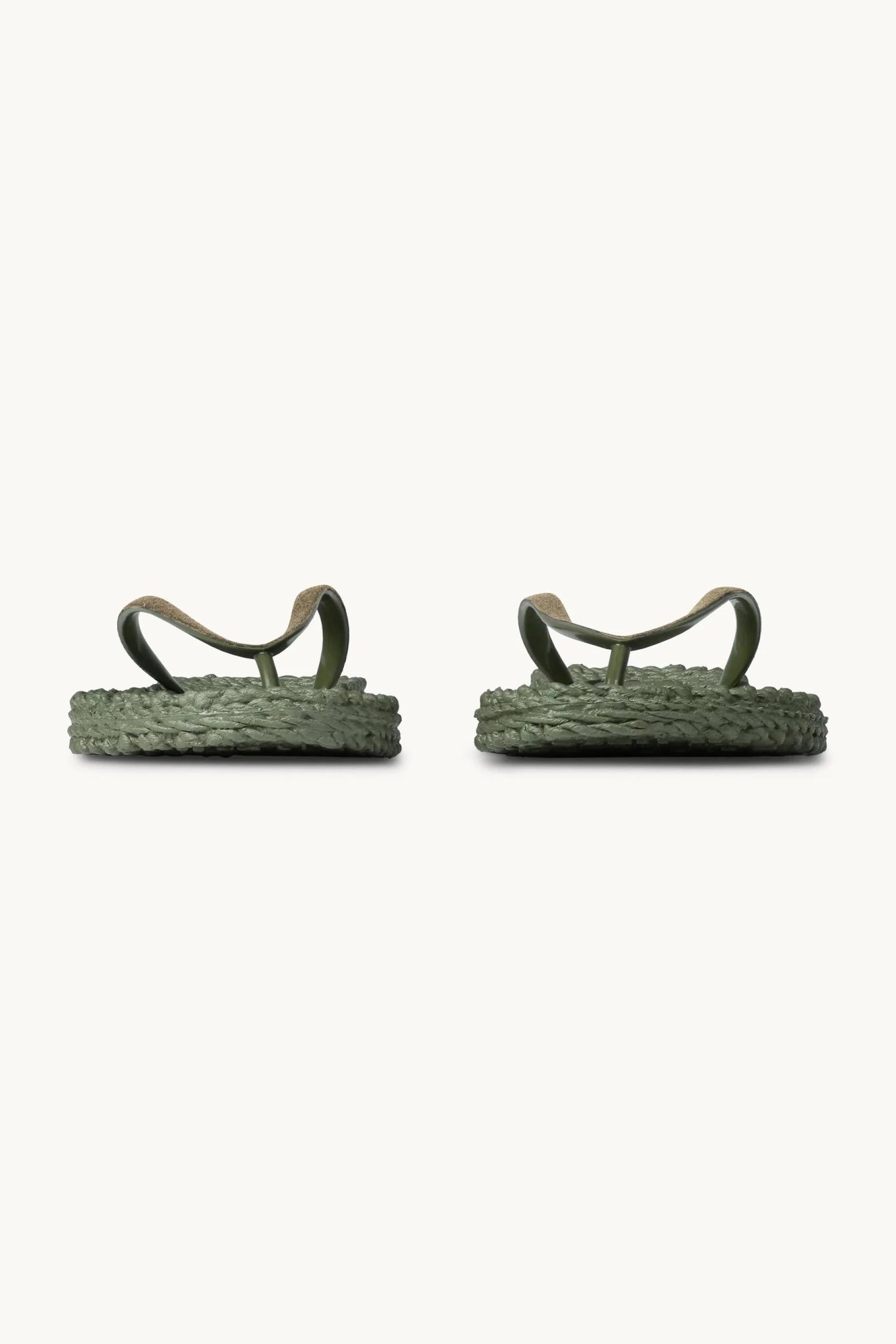 Ilse Jacobsen-flipflops i militærgrøn med glitterremme og tykke såler, vist forfra på en ensfarvet baggrund.