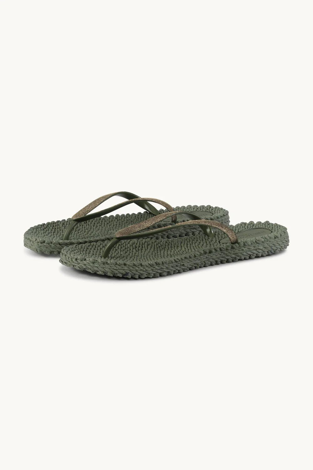 Ilse Jacobsen 155217 hærgrønne flip-flops med tynde, glitrende remme, vist på en ensfarvet hvid baggrund.