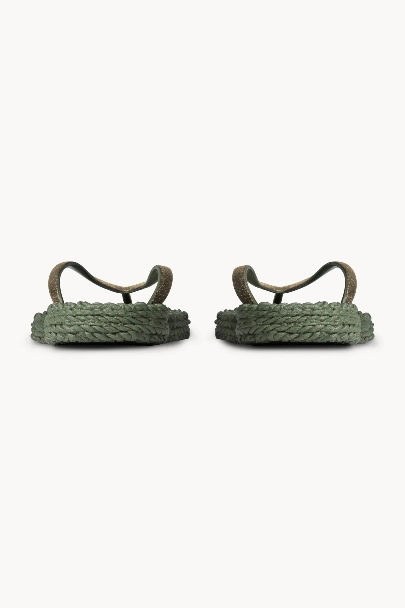 Ilse Jacobsen-flipflops i militærgrøn med flettede remme, set forfra på en ensfarvet hvid baggrund.
