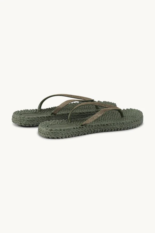 Ilse Jacobsen 155217 militærgrønne flip-flops med glitrende remme, vist på en ensfarvet hvid baggrund.
