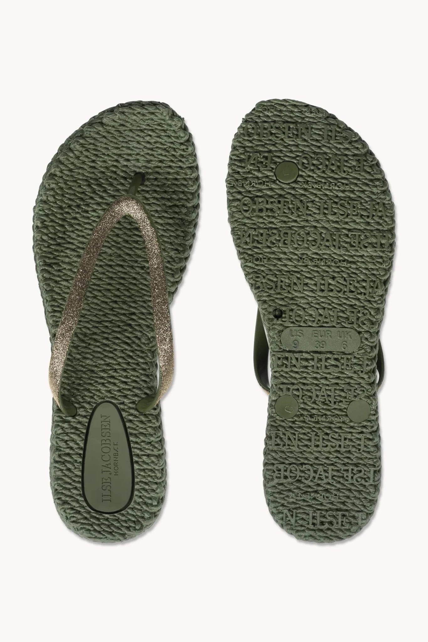 Ilse Jacobsen 155217 flip-flops i armygrøn med glitterremme, vist ovenfra og nedenfra på en ensfarvet baggrund.