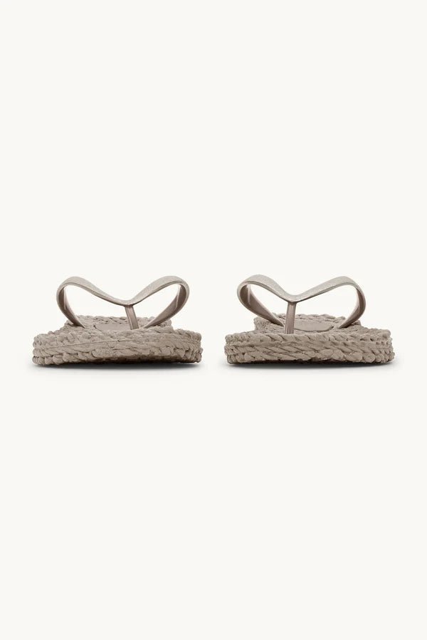 Ilse Jacobsen 155220 flip-flops i farven Glitter Sand med enkle remme, set forfra på en ensfarvet baggrund.