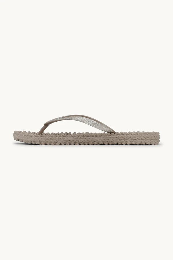 Set fra siden: Ilse Jacobsen 155220 flip-flops i farven »Glitter Sand« med en struktureret sål – perfekte til et elegant, afslappet look.