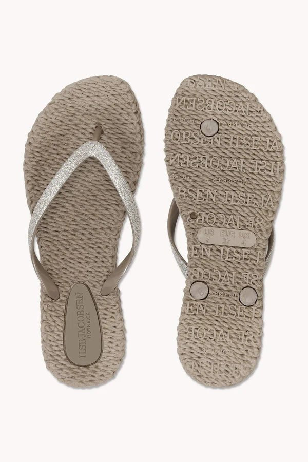 Ilse Jacobsen 155220 flip-flops med glitterfarvet sand, strukturerede såler og glitrende remme; vist set ovenfra og nedenfra.