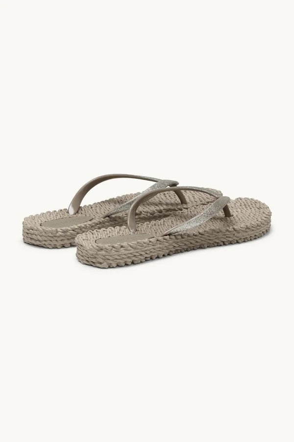 Ilse Jacobsen 155220 flip-flops med glitter i farven »Sand« i beige, fotograferet i vinkel på en lys baggrund.