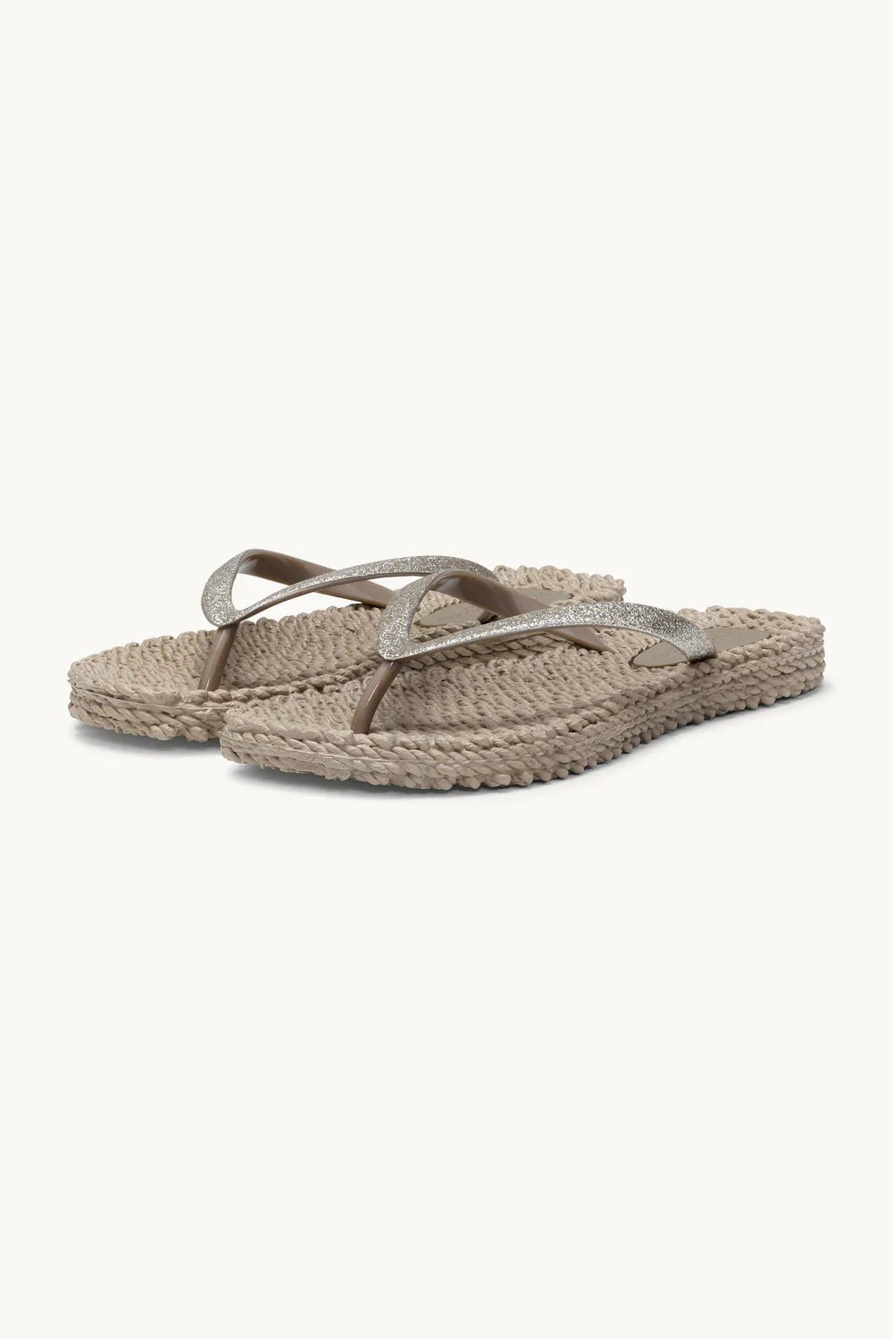 Ilse Jacobsen 155220 flip-flops med glitterremme i farven sand, vist på en ensfarvet hvid baggrund.