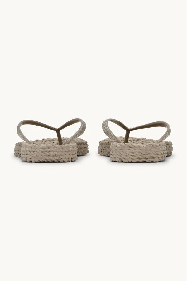 Ilse Jacobsen 155220 flip-flops med glitter i farven »Sand«, set bagfra, hvor de flettede såler og stropper med løkker ses.