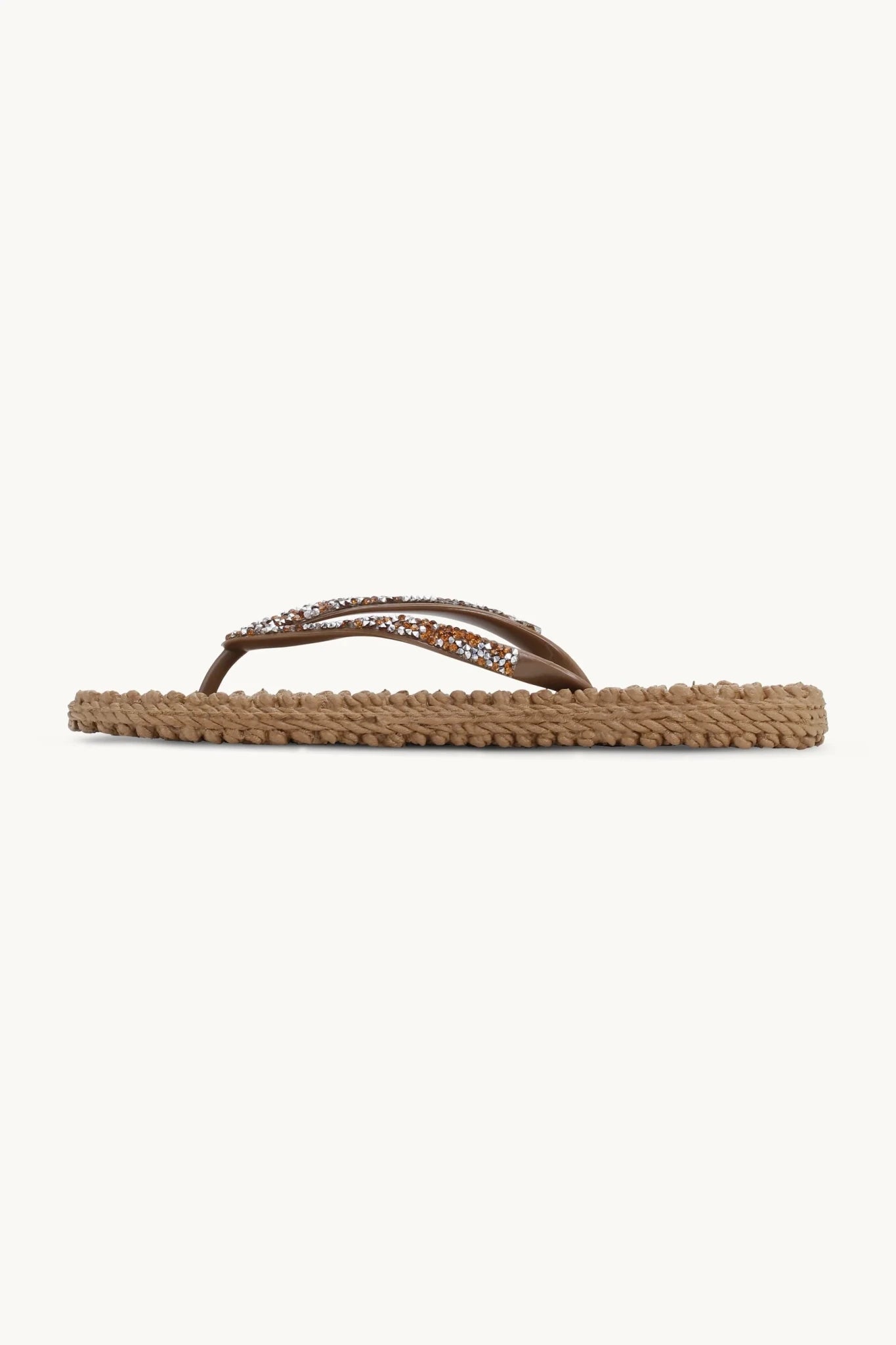 Set fra siden: Ilse Jacobsen 155222 flip-flops med rhinestones i brun, med rebsål og brune remme.