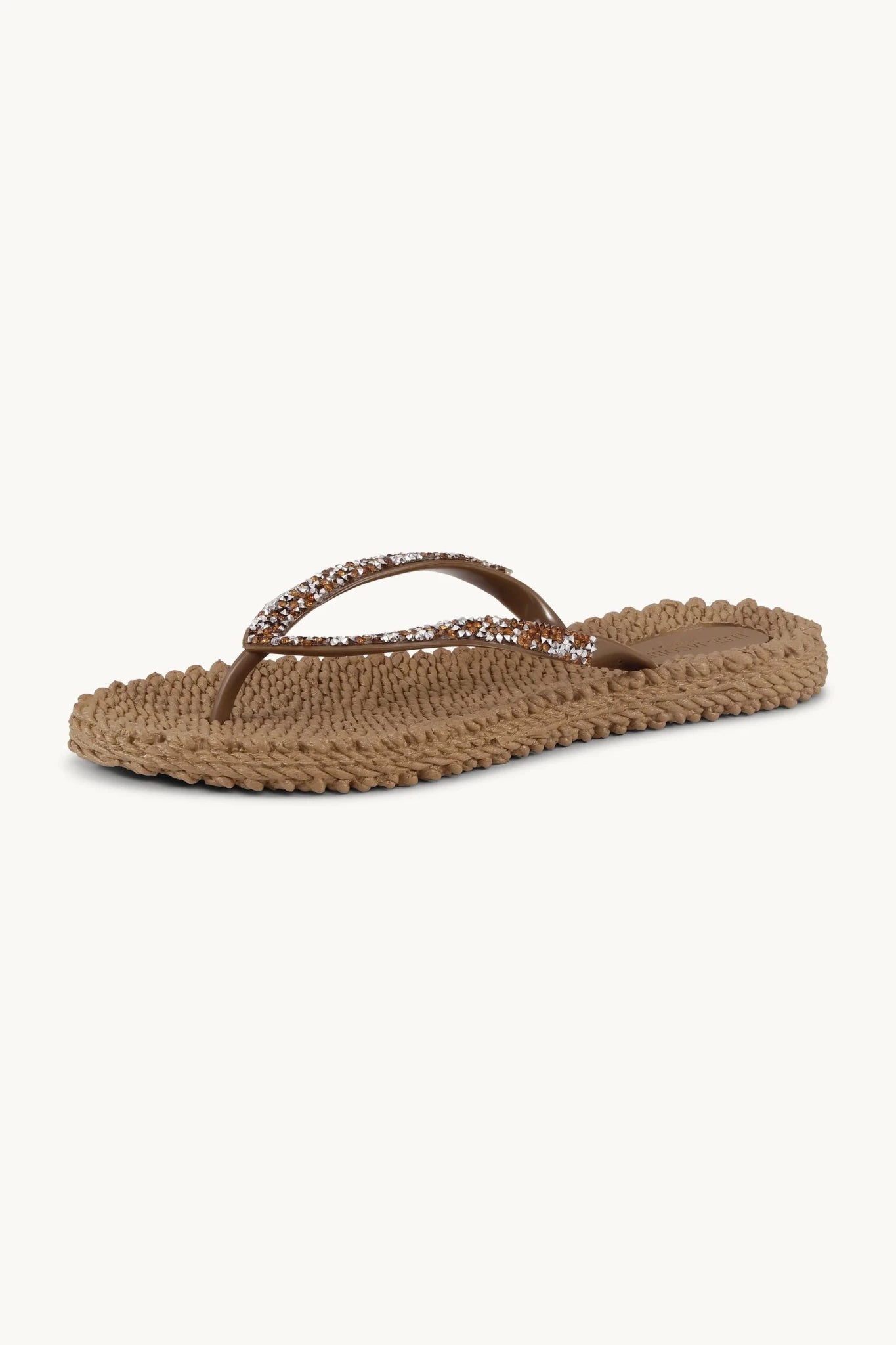 Ilse Jacobsen 155222 brune flip-flops med rhinestones, vist på en ensfarvet, off-white baggrund.