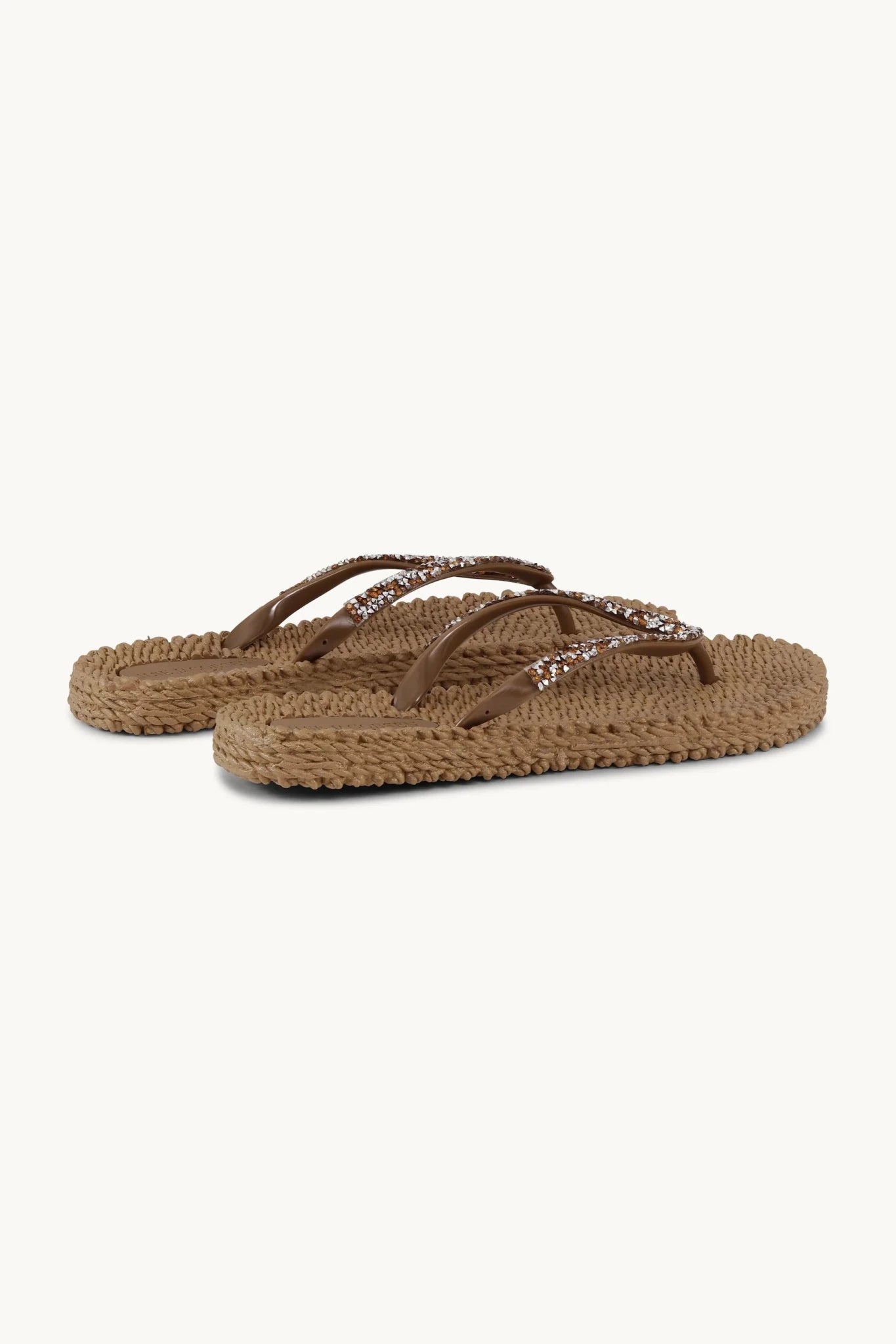 Ilse Jacobsen 155222 flip-flops i brun med remme dekoreret med rhinestones og flettede såler.