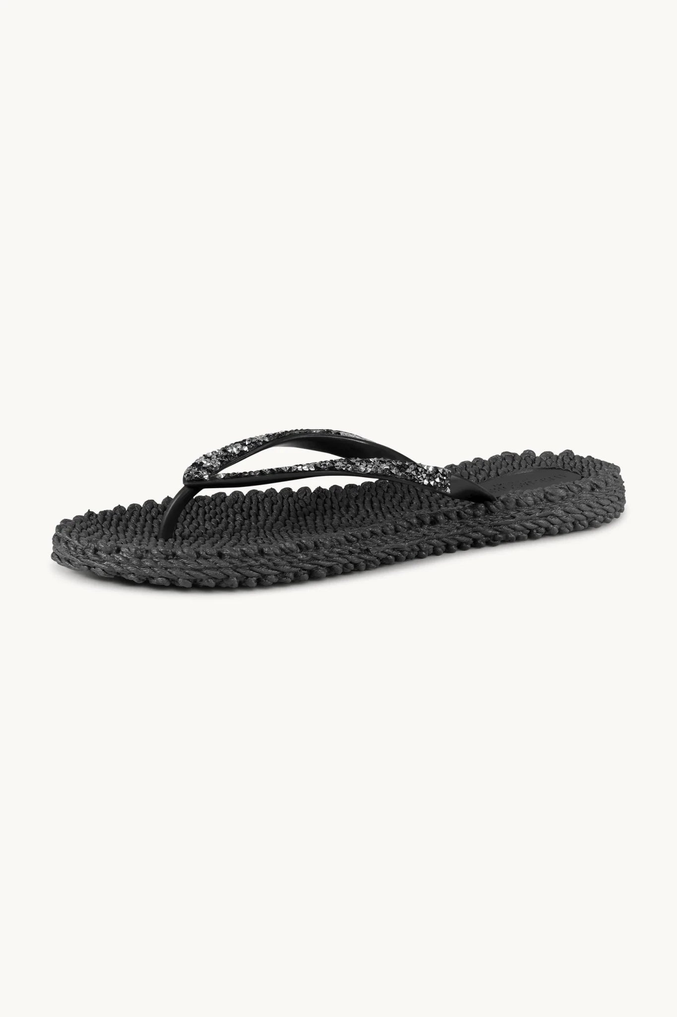 Ilse Jacobsen 155224 flip-flops med rhinestones, tynde remme og struktureret sål, vist på en ensfarvet lys baggrund.
