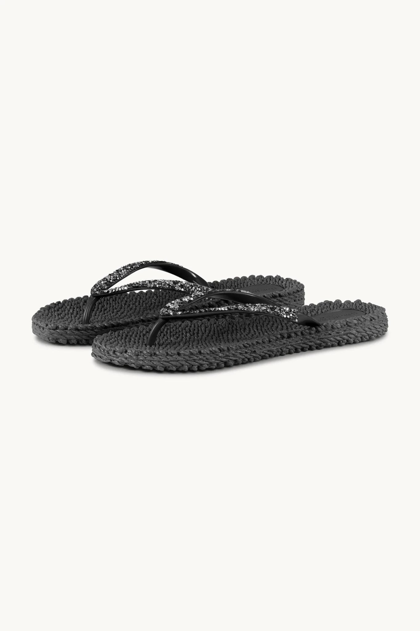 Et par sorte Ilse Jacobsen-sandaler med rhinestones, vist på en off-white baggrund.