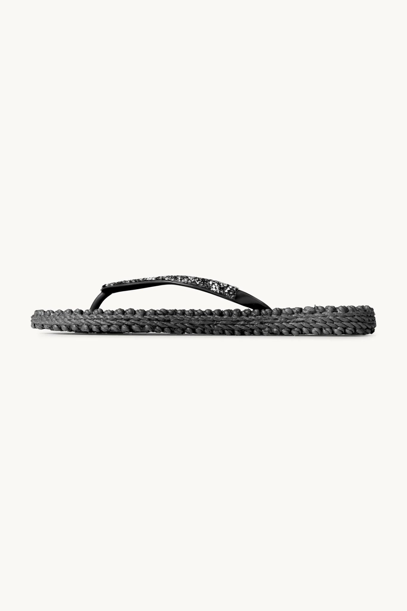 Ilse Jacobsen 155224 sorte flip-flops med rhinestones, med flettet sål og tynde remme, set fra siden på hvid baggrund.