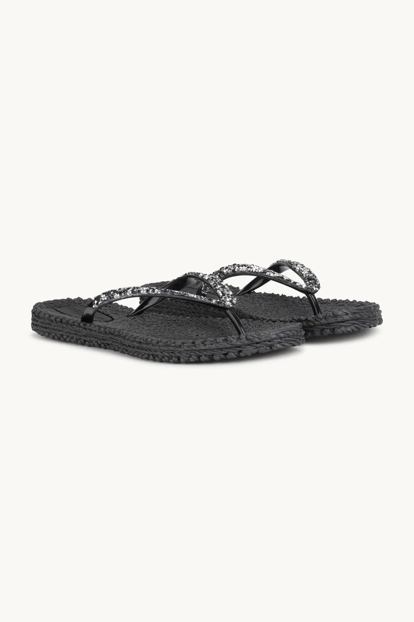 Ilse Jacobsen-sandaler med rhinestones og blanke remme i sort, vist på en ensfarvet hvid baggrund.