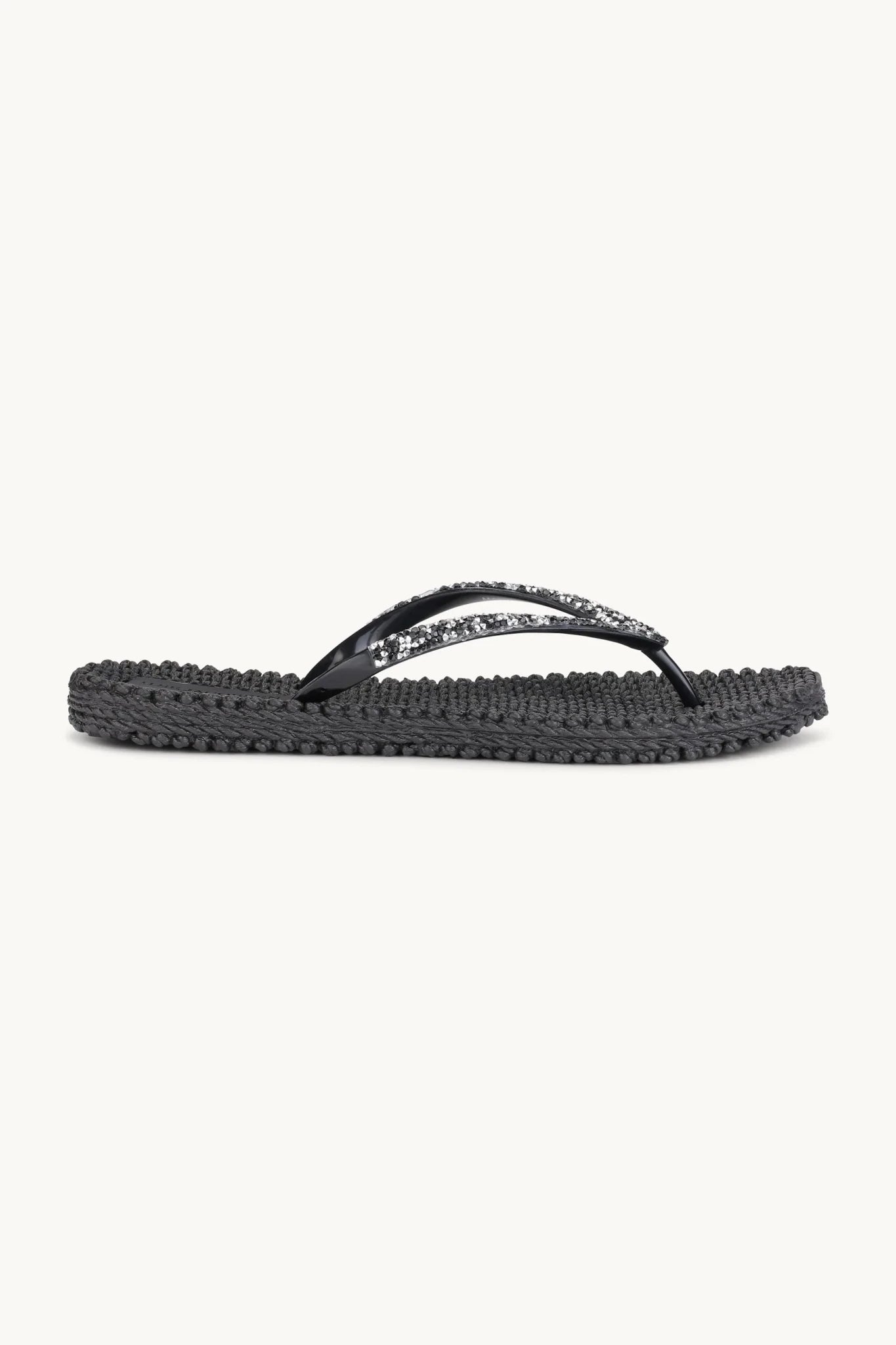 En sort Ilse Jacobsen-sandale med rhinestones, vist i sideprofil på en ensfarvet baggrund.